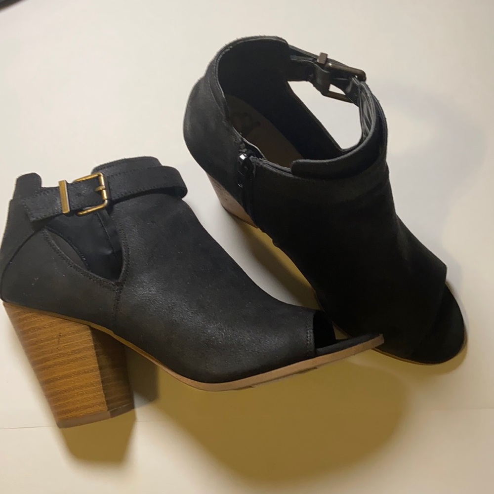 Retro black peep toe Fergalicious by Fergie